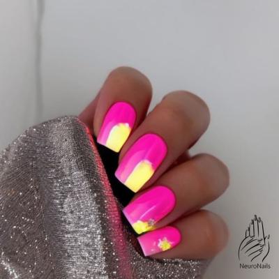 Неоновый дизайн ногтей в желто-розовой тональности