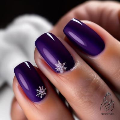 Снежинки на фиолетовом маникюре