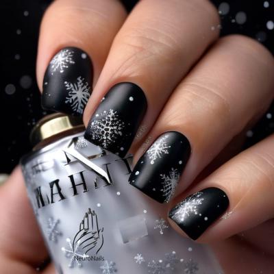 Зимний дизайн ногтей с черным фонам и белыми снежинками