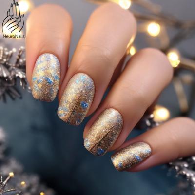 Зимний дизайн ногтей с узорами золотистого и синего оттенков