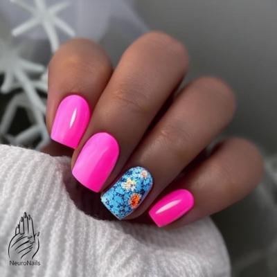 Floral print on neon nails in pink tones