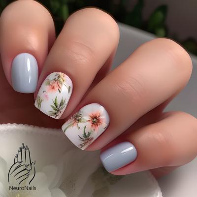 Рисунки нежных цветов на белых ногтях