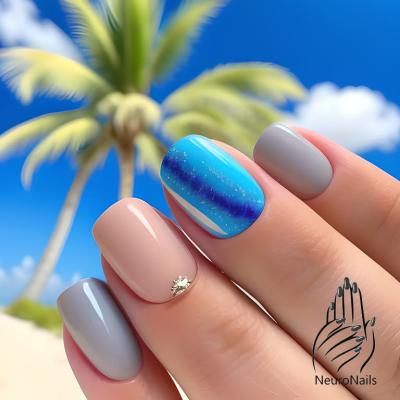 Летний дизайн ногтей с пальмой и песком на заднем фоне