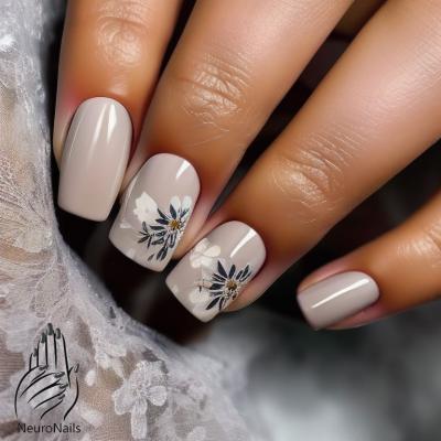Серый осенний дизайн ногтей с цветами