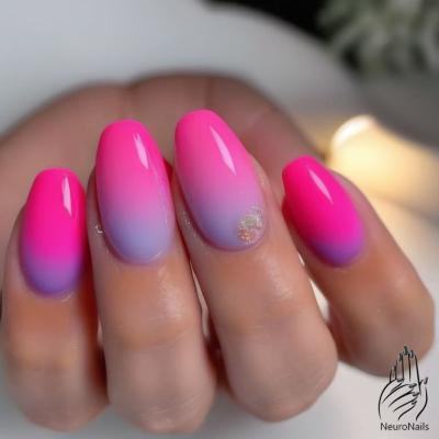 Градиентный дизайн ногтей с пурпурным и сиреневым оттенками