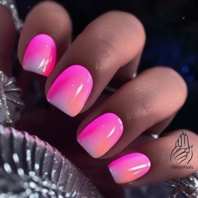 Градиентный дизайн ногтей с нотками пурпурного, белого и розового цветов