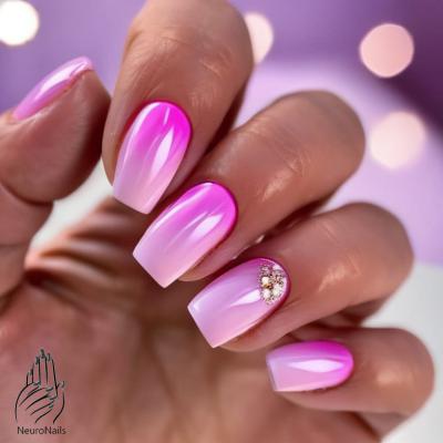 Розовый градиентный дизайн ногтей с украшением