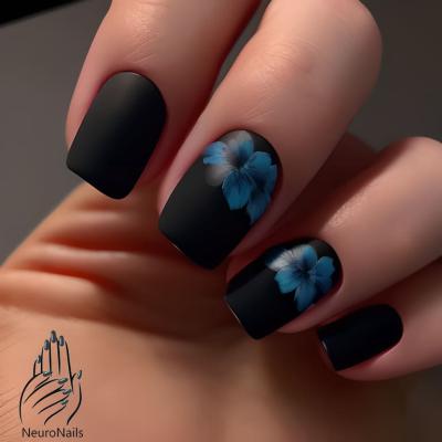 Черный матовый дизайн ногтей с синими цветами
