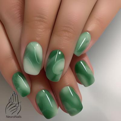 Красивый эффект зеленого мрамора на ногтях