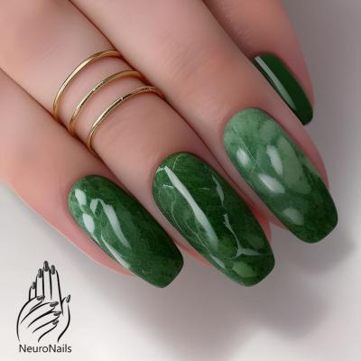 Дизайн ногтей в виде зеленой мраморной поверхности